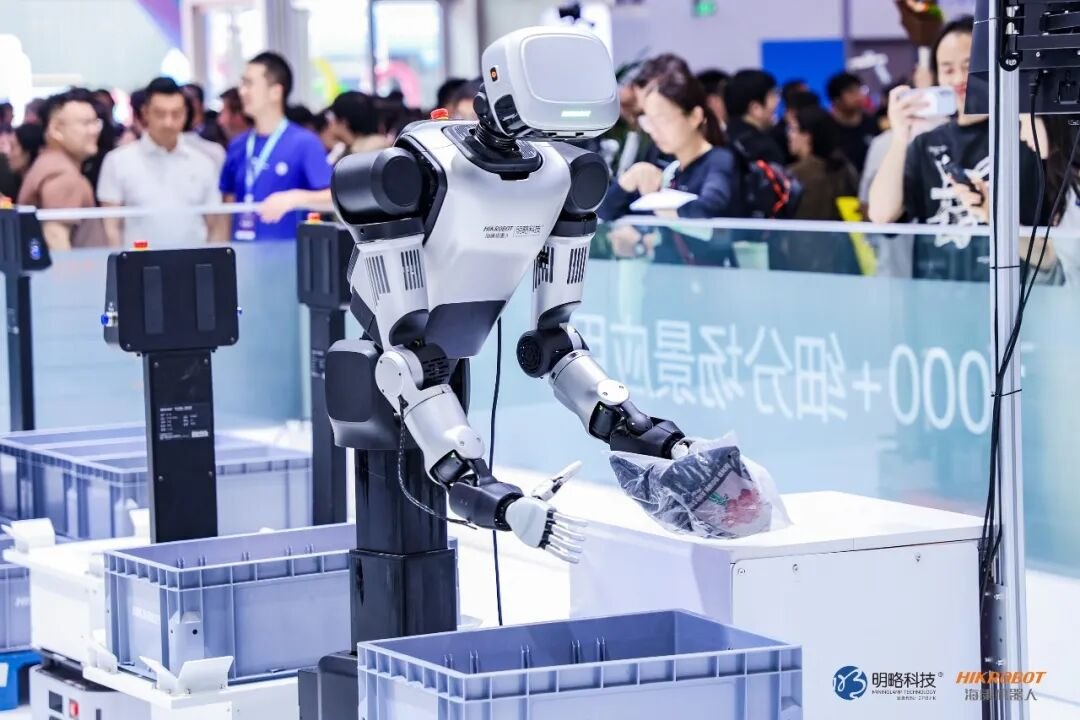 轮式双臂机器人演示物料抓取与拣选作业